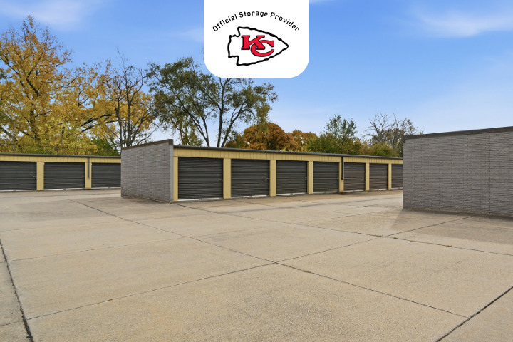 drive up self storage units at StorageMart on Guthrie Ave in Des Moines